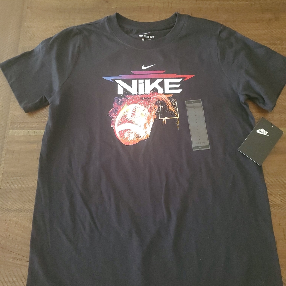 The Nike Tee Boy With Nike logo size  L